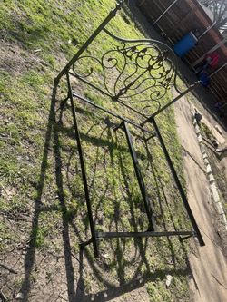 Cama Queen Y Colchón Le Falta El Box $80