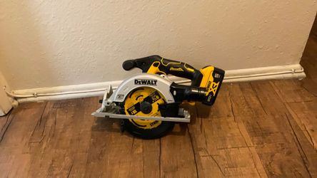 DEWALT 6.5 Brushless 20V Max Circular Saw With Battery