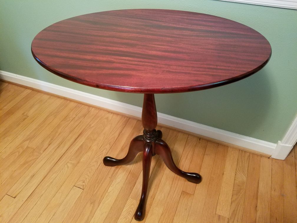 Beautiful tilt-top oval table