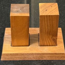 🧂 Beautiful Solid Wood Salt and Pepper Shaker Set with Stand (new)