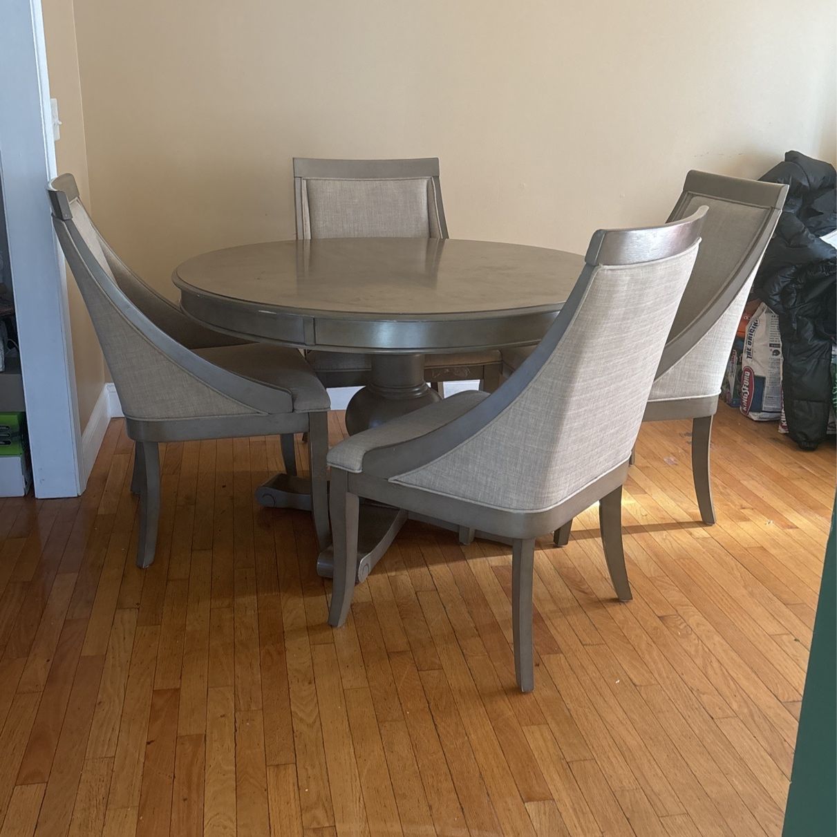 Round Table And 4 Chairs 