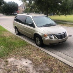 2005 Chrysler Town And County 