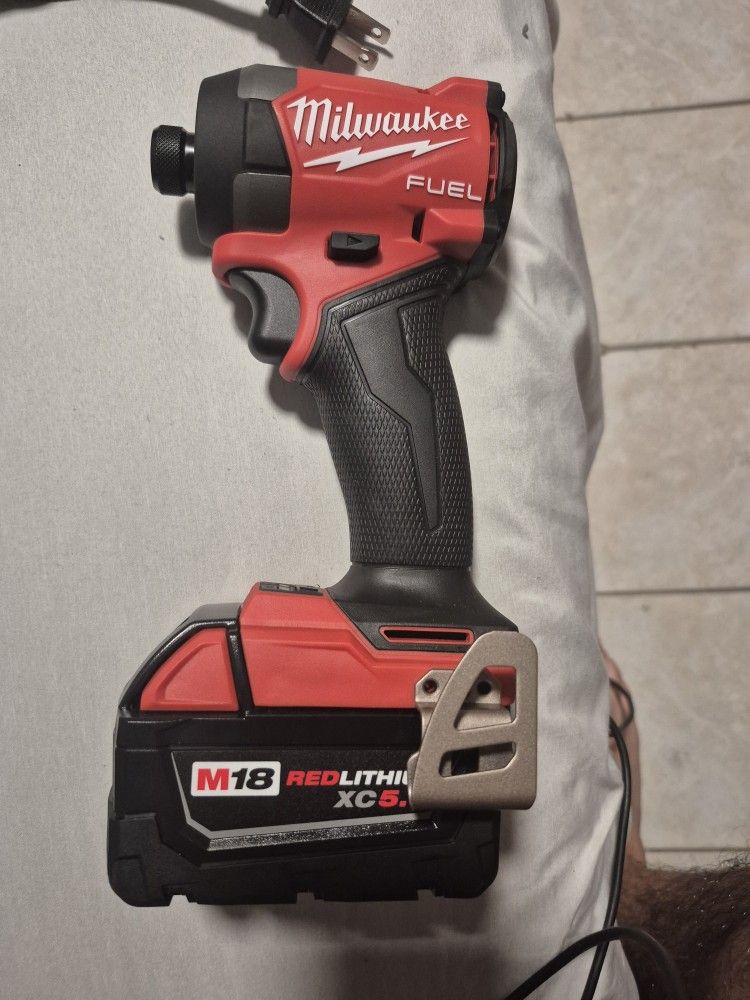 Milwaukee M18 FUEL 1/4" Hex Impact Driver with m18 red lithium xc 5.0 battery