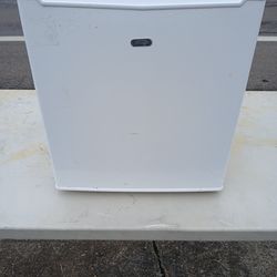 Sunbeam Mini-Fridge - Can Deliver