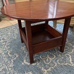 Kids table  - Land of Nod - Round table with storage  D: 32 H: 23.5