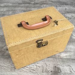 Congress Travel Train Makeup Case Luggage with Mirror and Key