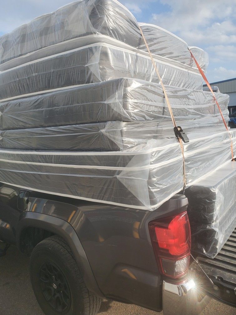 King Size New Thick Pillow Top Bed Can Deliver