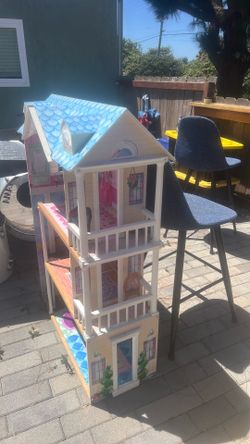 Adorable Wooden Kid Kraft Dollhouse!