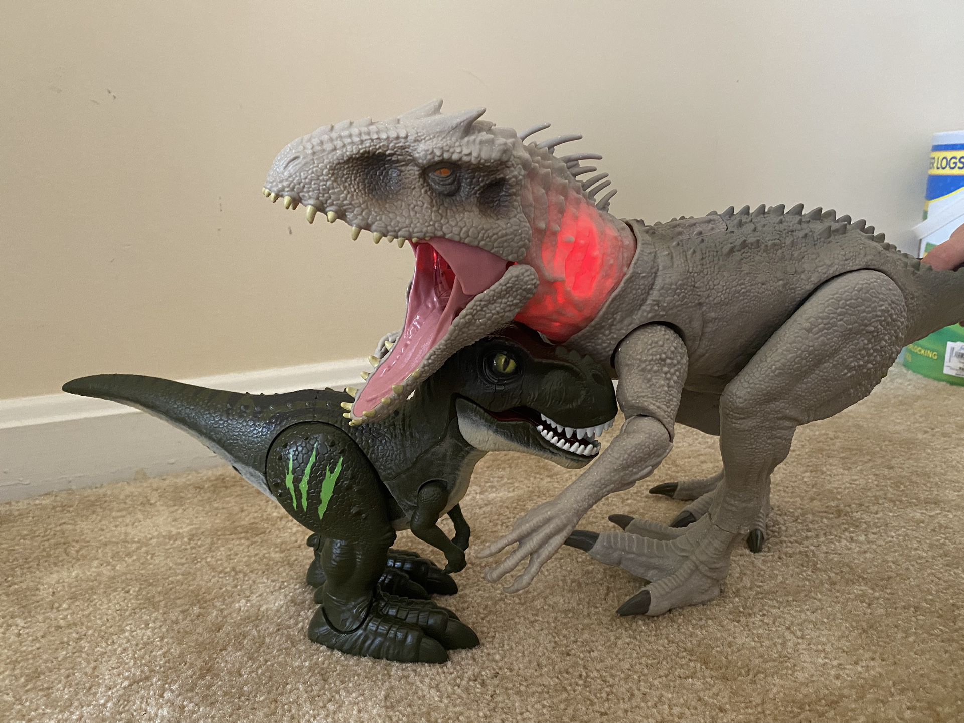 Dinosaur Gigantosauras & T-rex (Moving & Roaring )