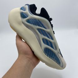 YEEZY 700 KYANITE SIZE 12