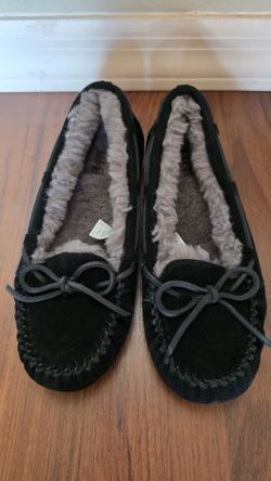 Ugg Women's Size 8, running Small. Fit Sz7.5