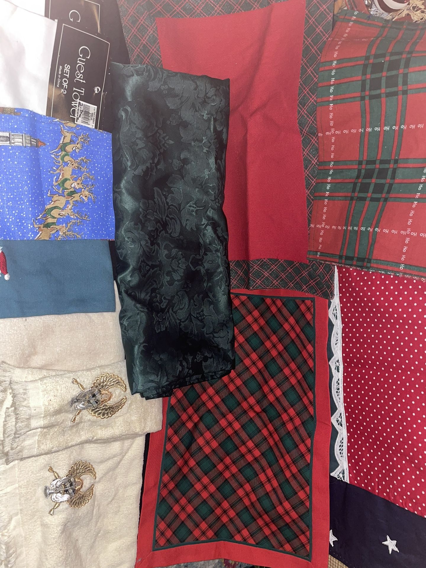 Christmas Kitchen Linens- table cloth, had towels, dish towels, placemats- set of 20pcs- USED- LOTH