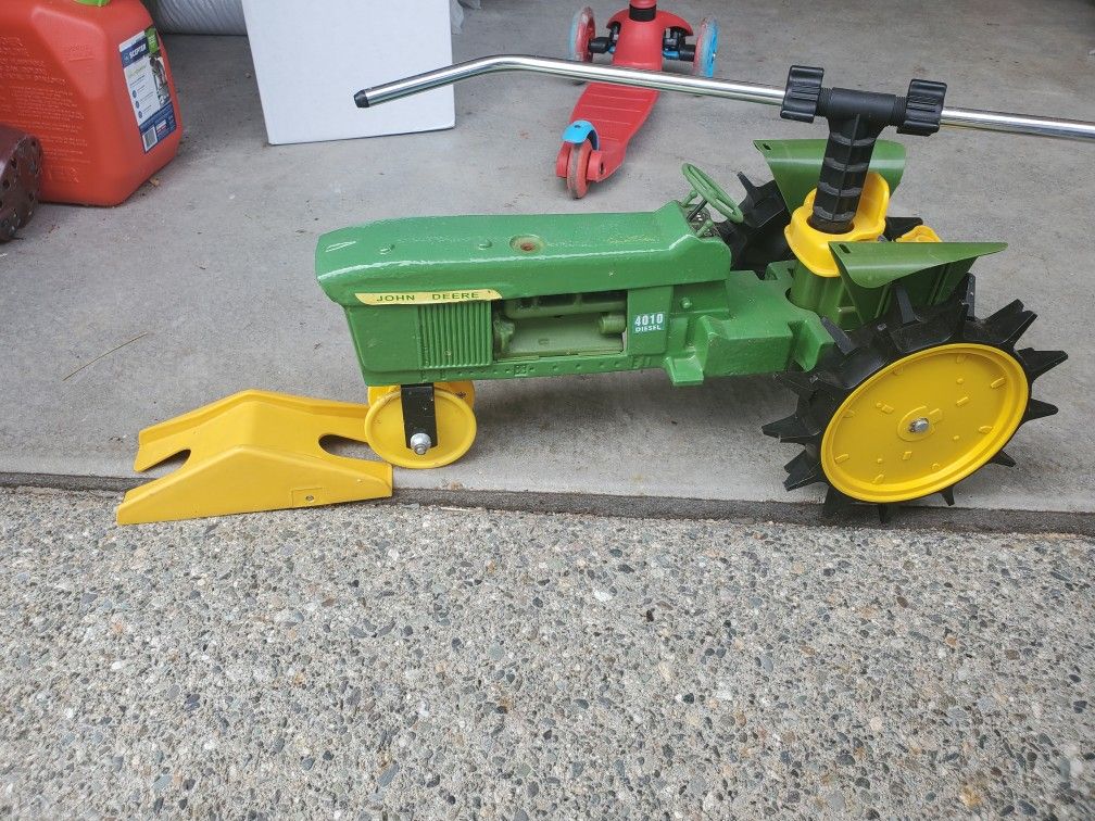 John Deere 4010 Cast Iron Tractor Lawn Sprinkler 