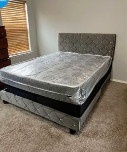 Estructura de cama tamaño king con cabecero y colchón.