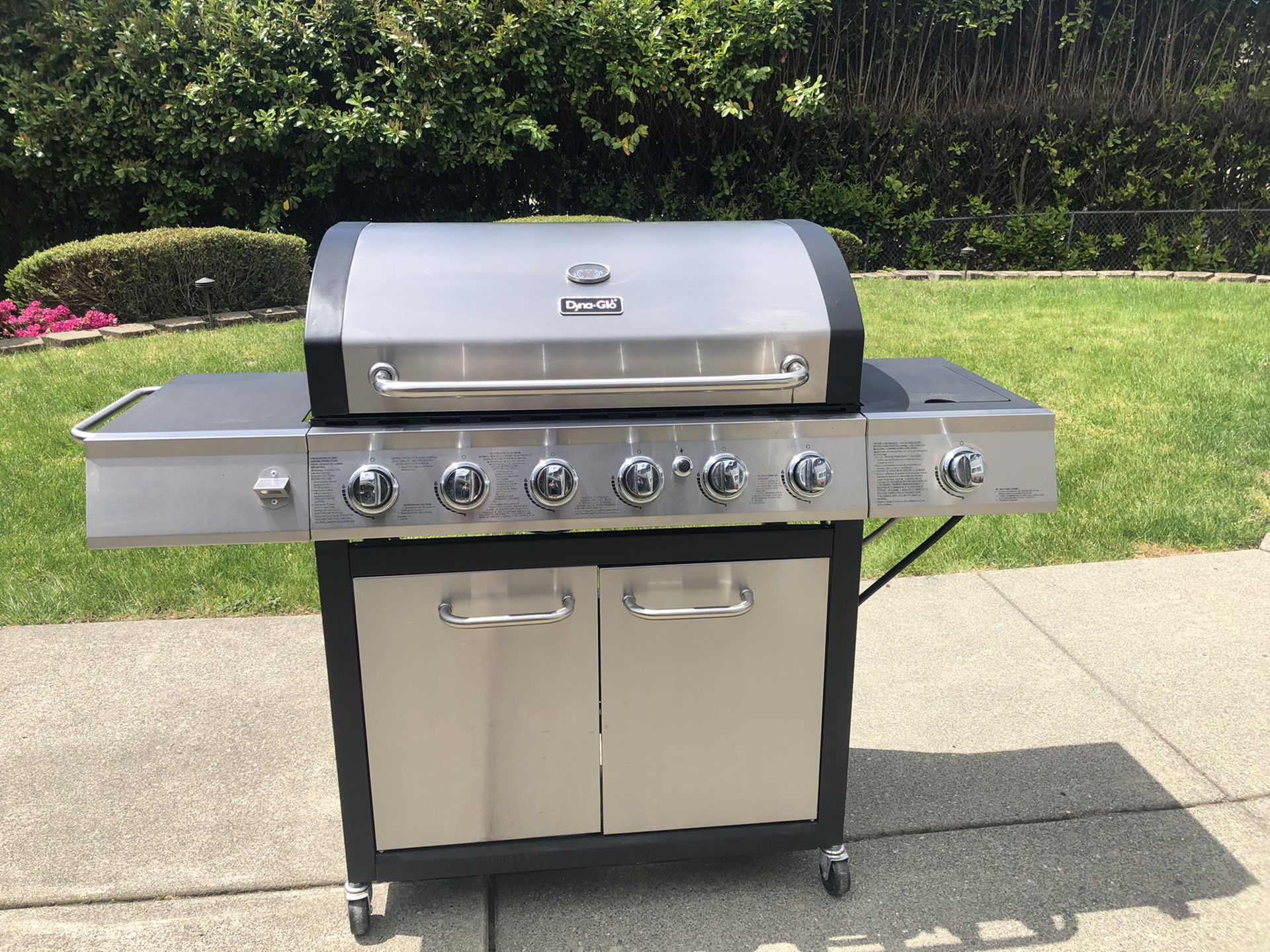 DynaGlo 6burner LP (Propane) Gas Grill w/side burner for Sale in Des