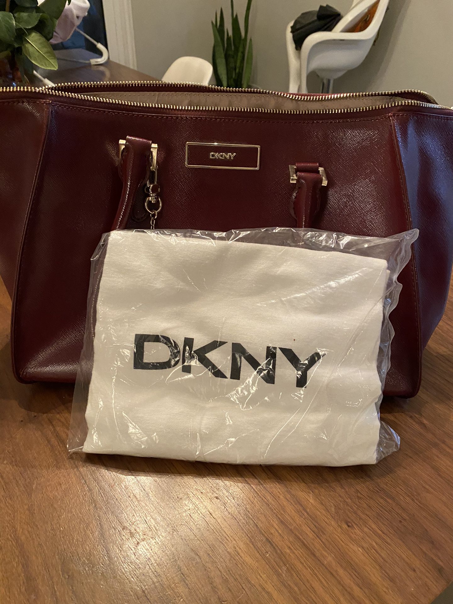 DKNY PURSE IN EXCELLENT CONDITION