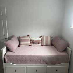 IKEA Hemmed Daybed With 3 Drawers
