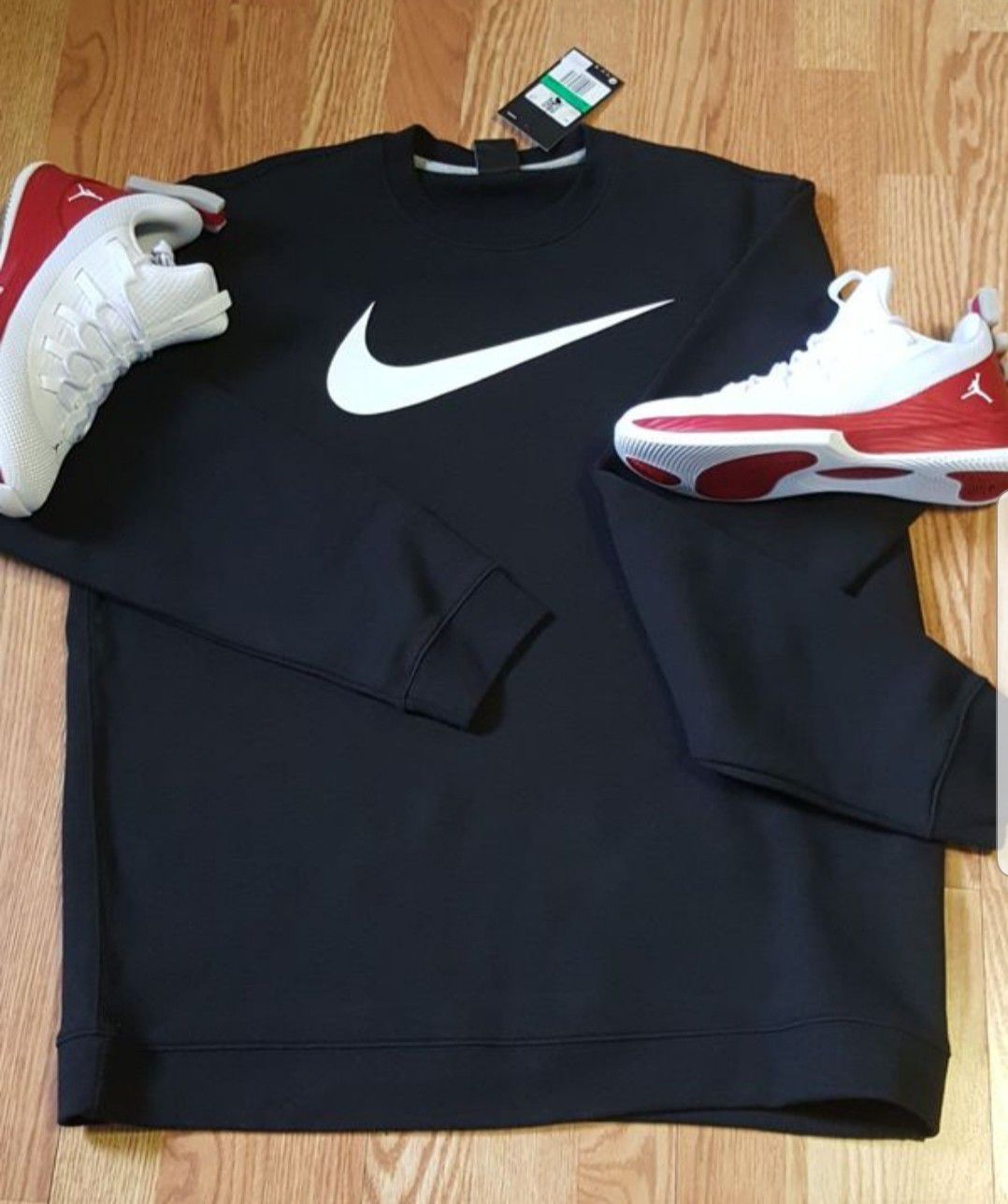 Nike sweatshirt black men's size M,L,XL.