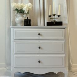 Elegant Chest Of Drawers 