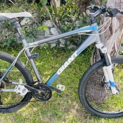 GIANT MOUNTAIN BIKE SIZE LARGE 