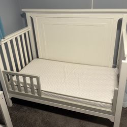 Baby Crib/Toddler Bed 