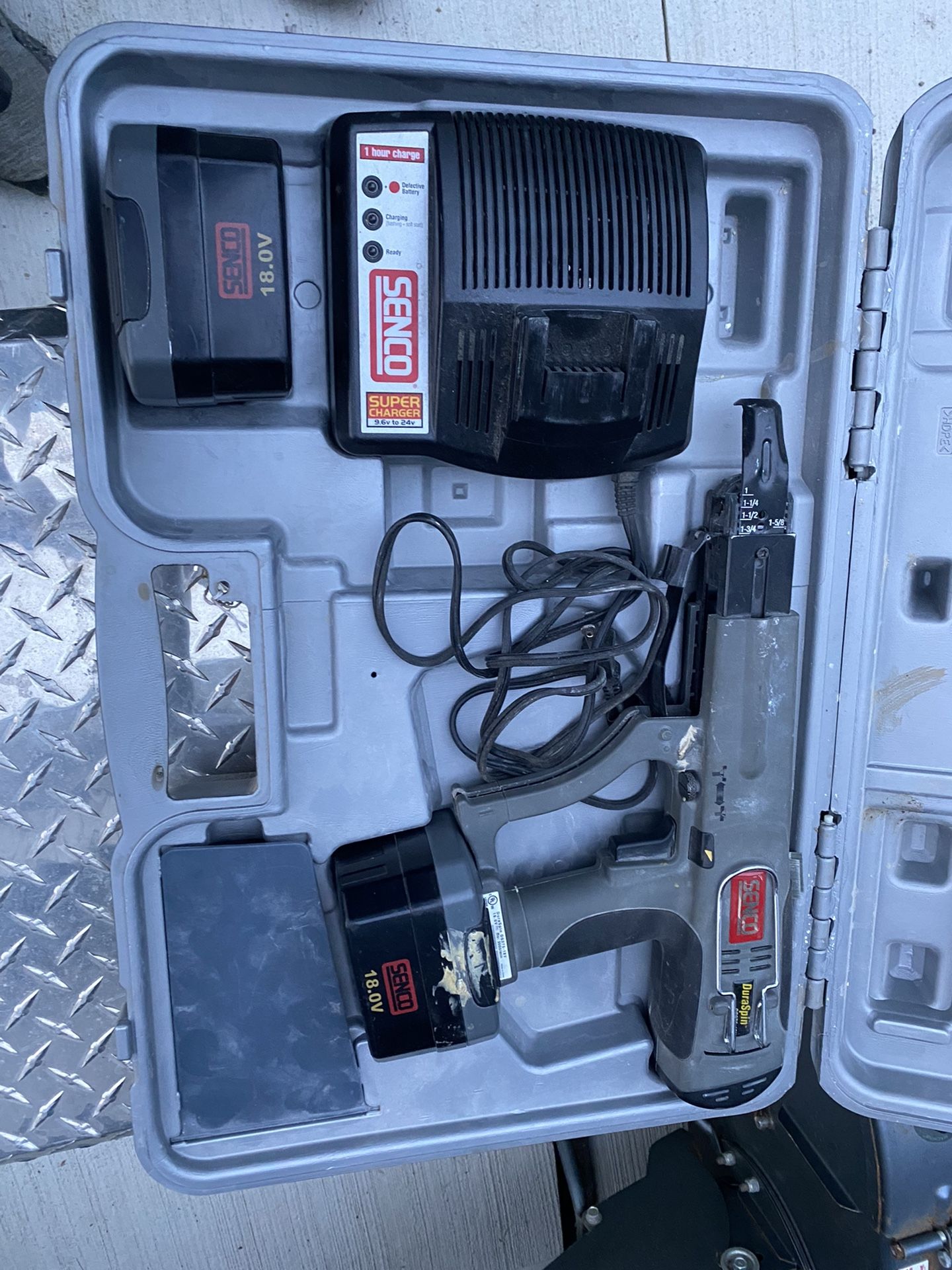 SENCO DS275-18V DURASPIN CORDLESS SCREWGUN WITH 2 BATTERIES CHARGER & CASE $150