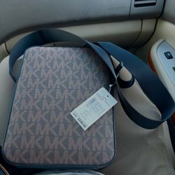 EVERETT 87F5SEVC6B BROWN/BLK MICHAEL KORS FLIGHT BAG 