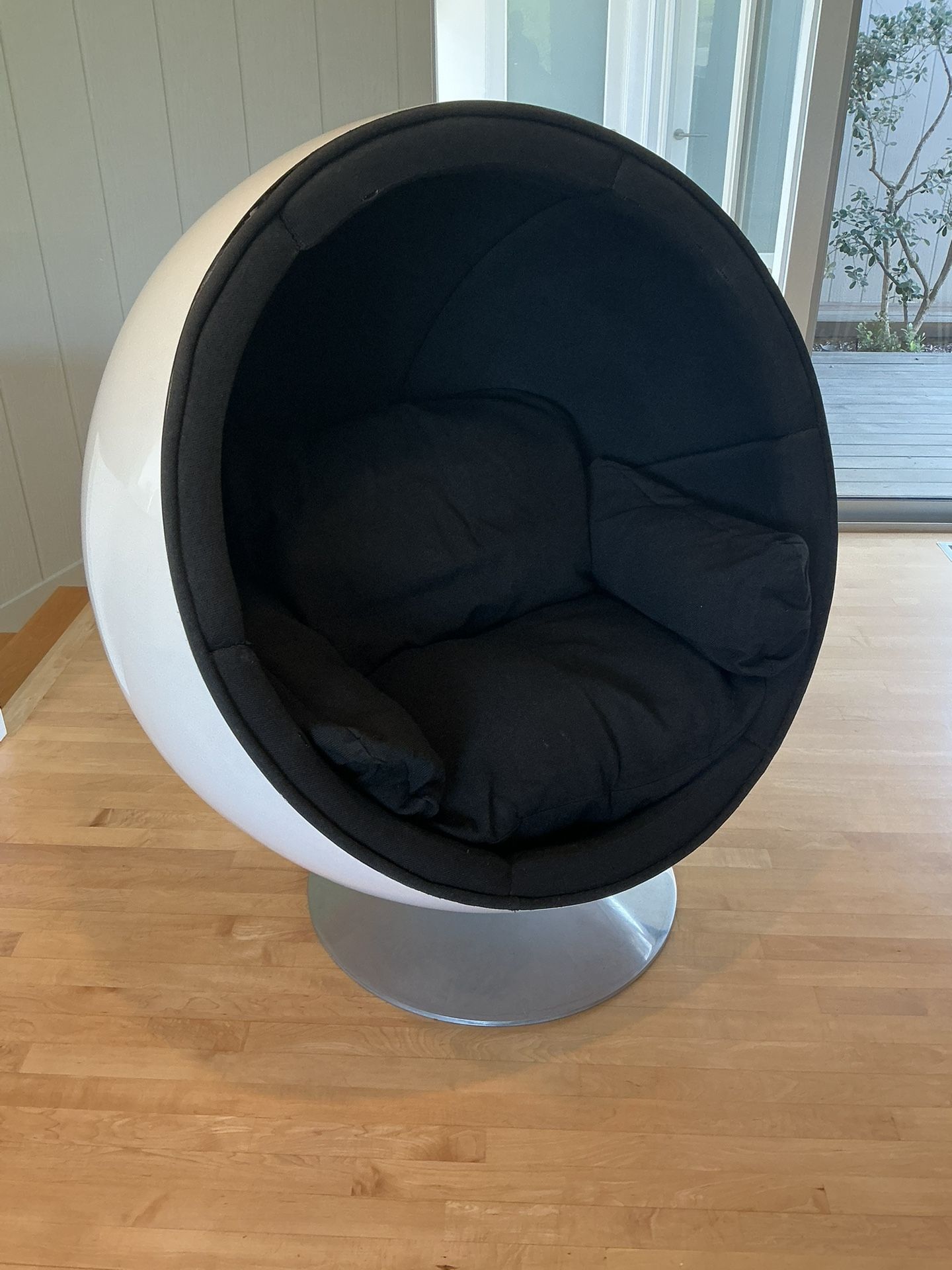 VINTAGE 1960/70’s EERO AARNIO STYLED BALL GLOBE CHAIR