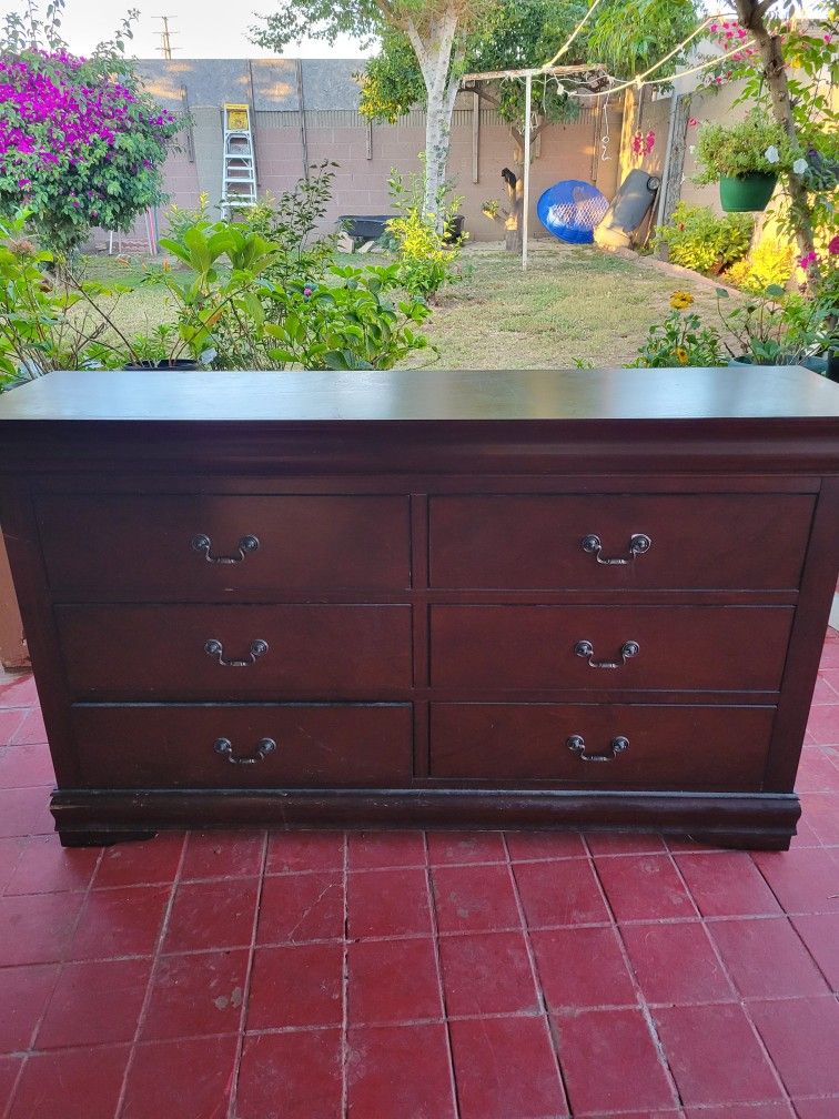 Dresser With Mirrow 