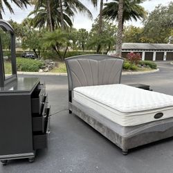 Beautiful Bedroom Set Queen Size Solid Wood Dark Gray Color In Excellent Condition By Crown Mark