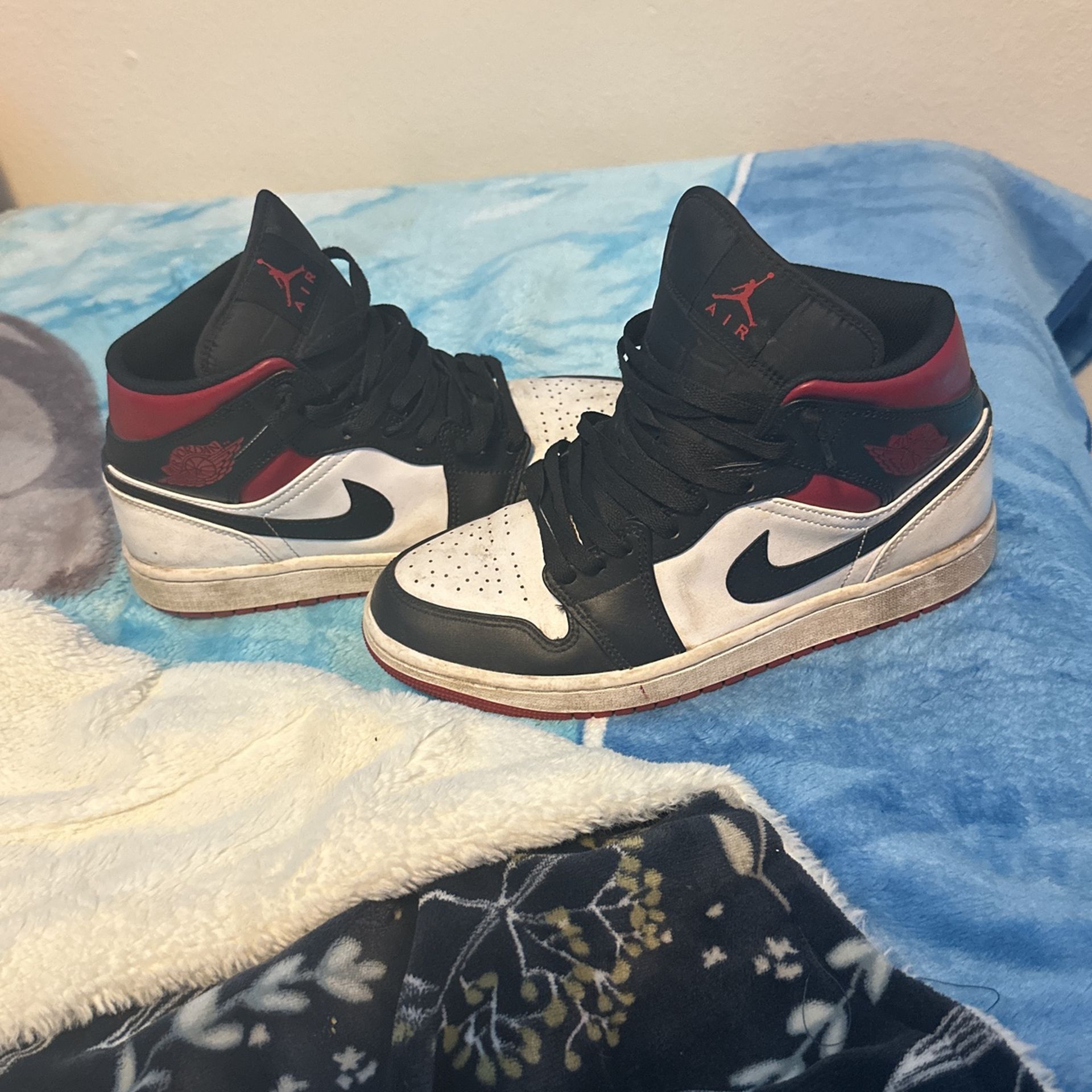 jordan 1 mid shoes (make offer)