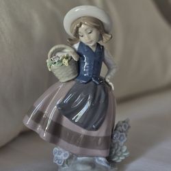 Lladró Porcelain Figurine #05221 Sweet Scent