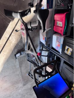 Peloton spin bike swiveling screen