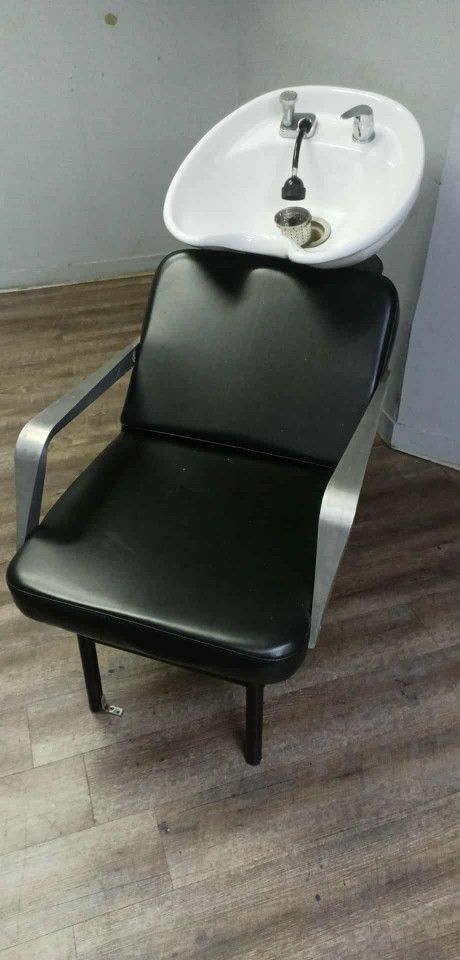 One SHAMPOO BOWL/CHAIR