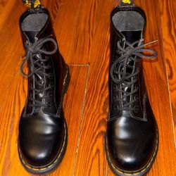 Dr Martens 1460 Women's Original Smooth Leather Lace Up Boots - Black