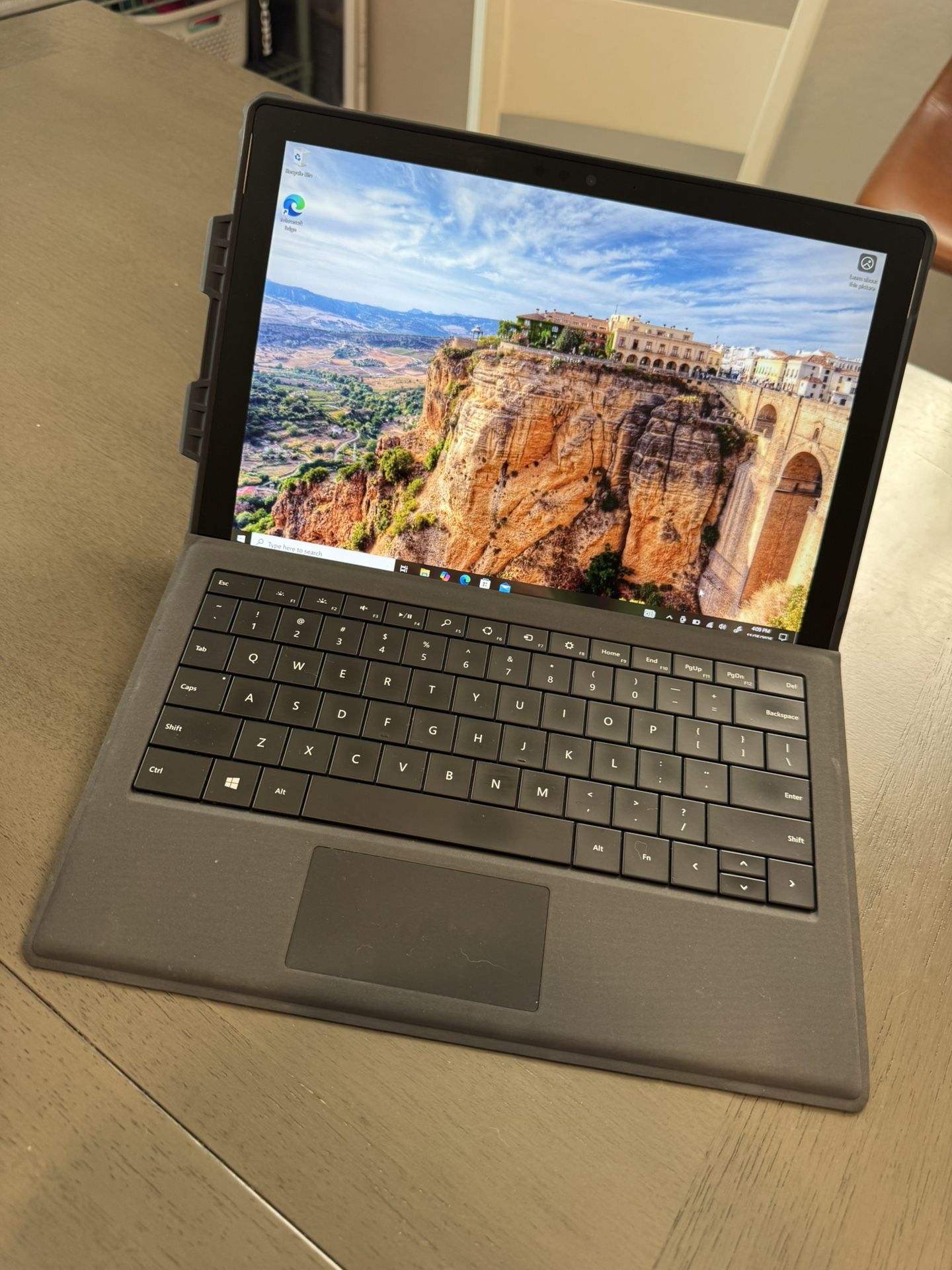 Microsoft Surface Pro 5 – i5 / 8GB / 256GB + Microsoft Type Cover & Case