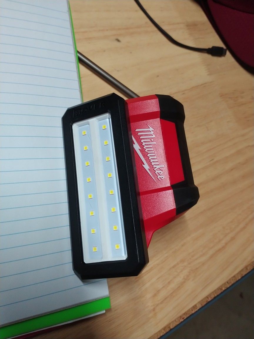 Milwaukee M12 Rover* Service & Repair Flood Light W/USB Charging