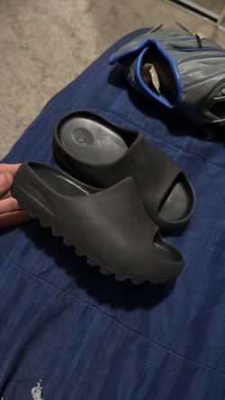 Kids Yeezy slides