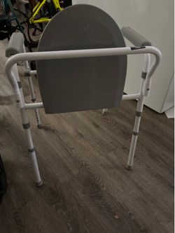 Portable bedside commode