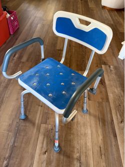 Shower chair that turns