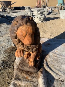 Statue lion 25’’ tall
