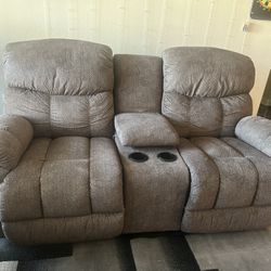 Lazyboy Power Reclining Loveseat W Headrest And Console 