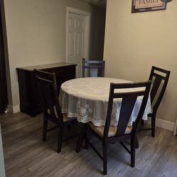 comedor con 4 sillas y mueble bar