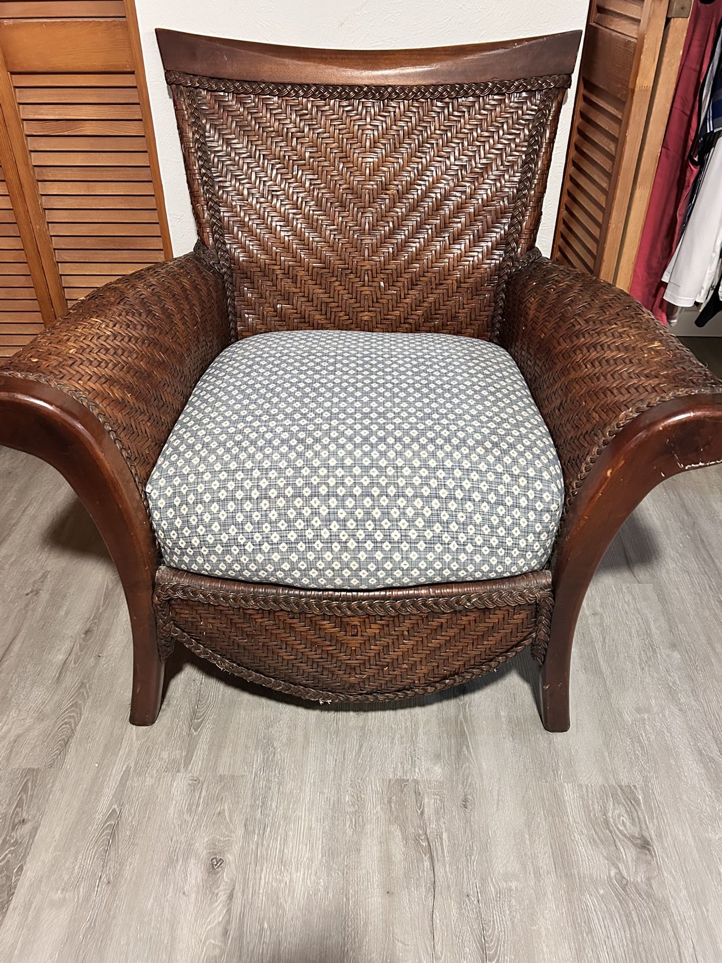 Large Cozy Wicker Chair