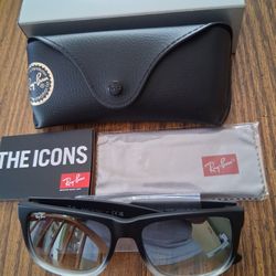 Ray Ban Justin RB4165 Black/Gray Rubber Frame And Grey Gradient Mirror Lenses.  