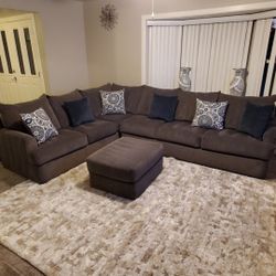 Sectional Wyth  ottoman like new