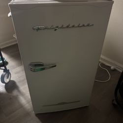 Mini fridge 