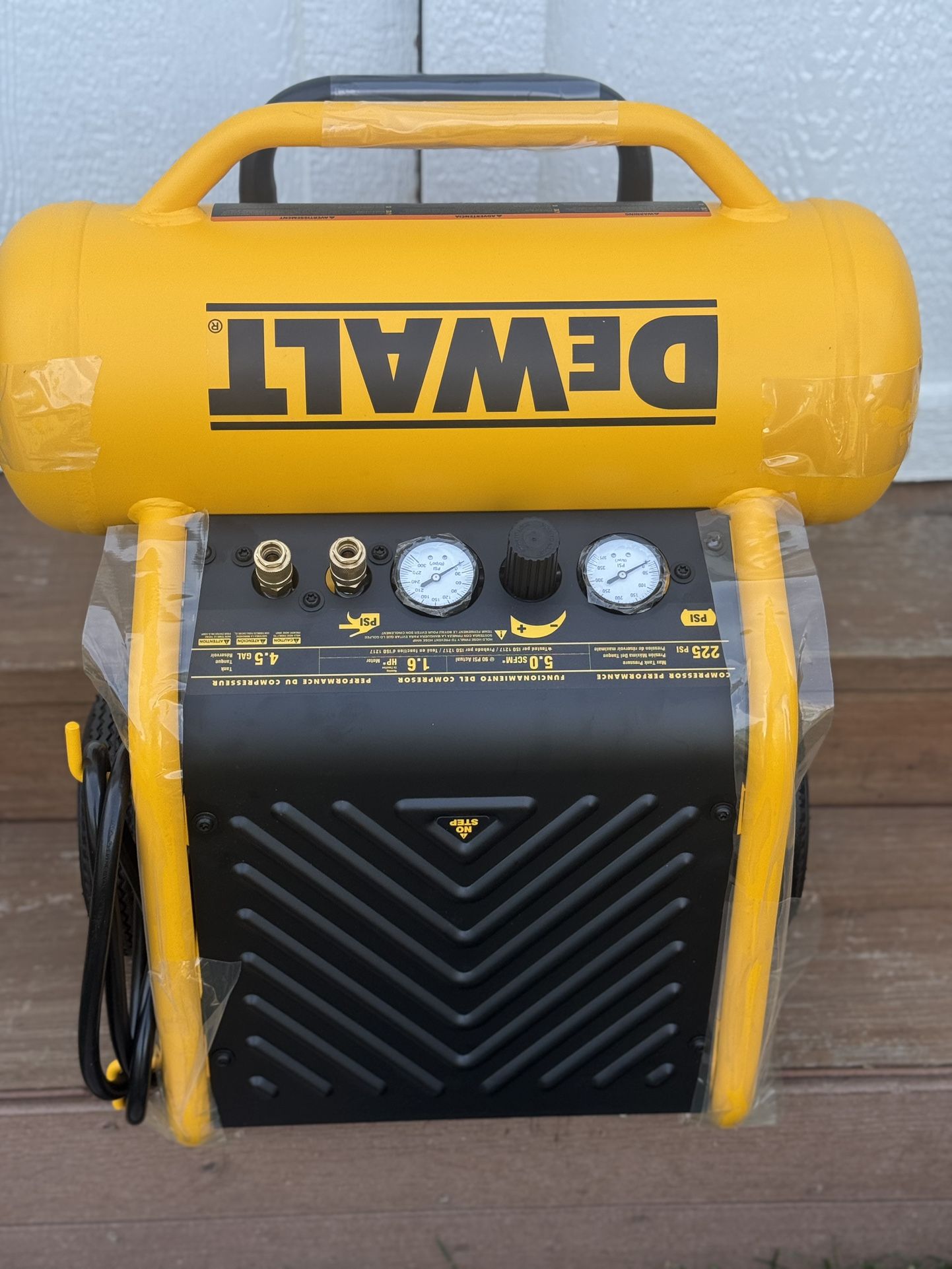 DEWALT 4.5-Gallon Portable Electric 225 PSI Horizontal Air Compressor