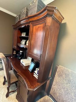 Like new, beautiful desk and hutch