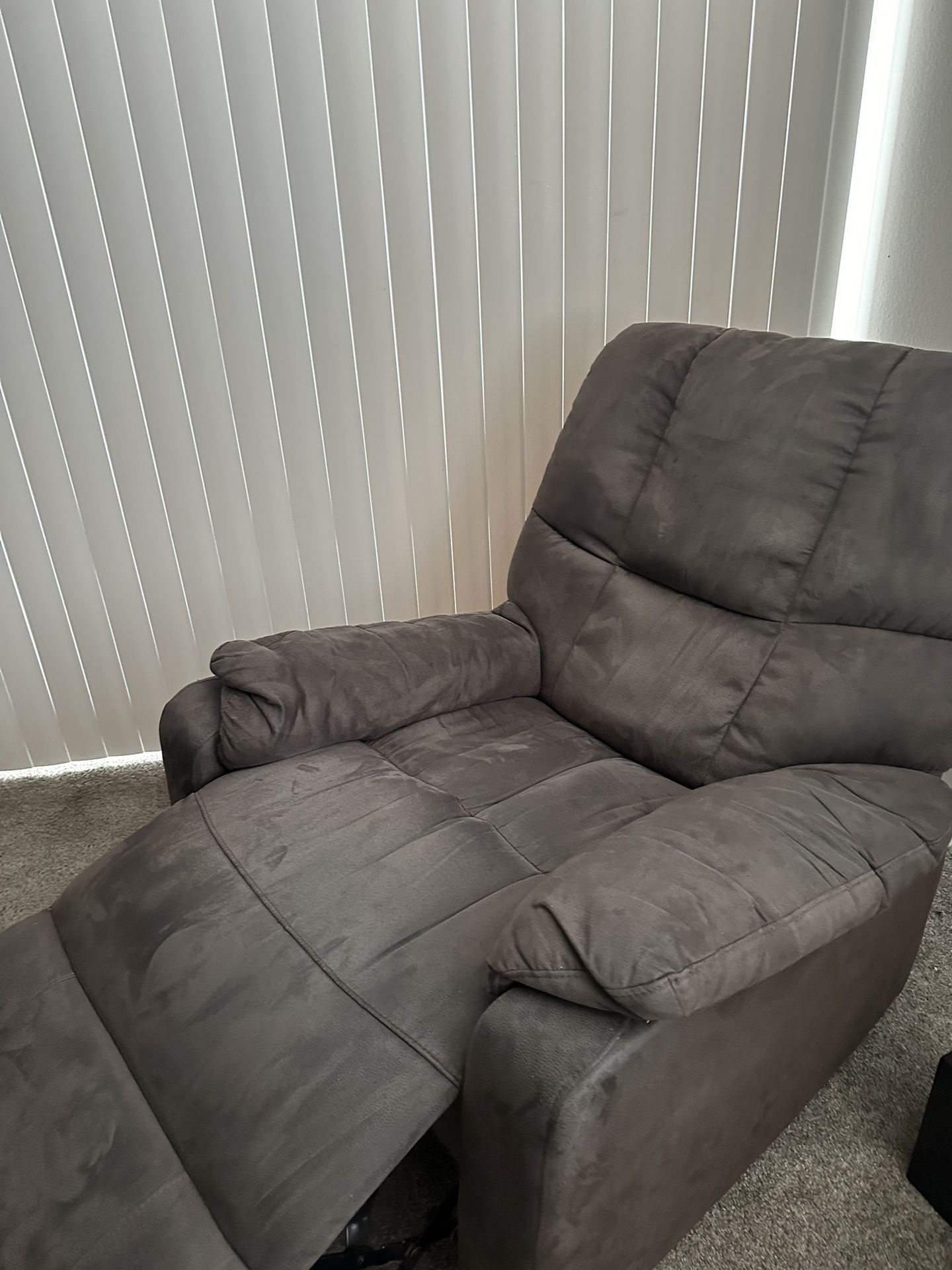 RECLINER CHAIR